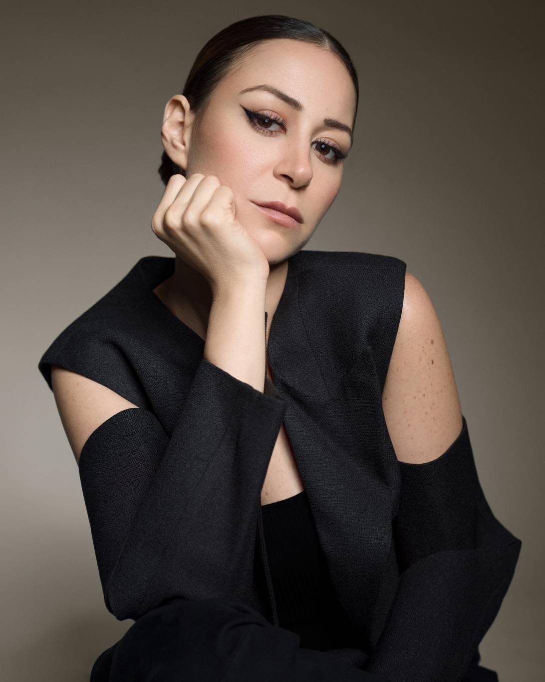 منة شلبي توجّه رسالة شكر لجمهور السعودية بعد نجاح مسرحيتها (صور)