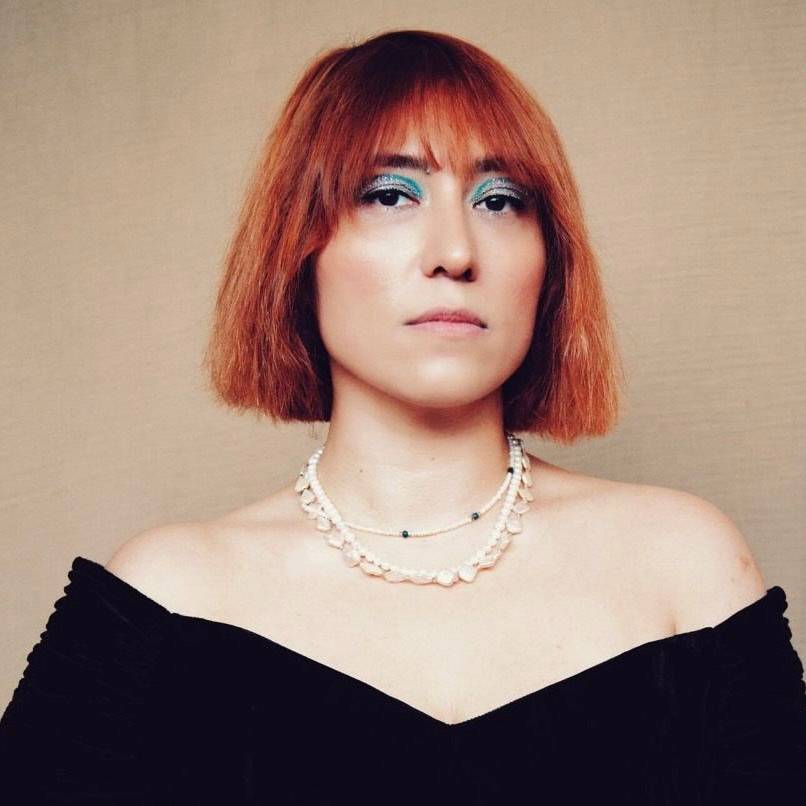 مغنّية تركية تصدم الجميع بإطلالتها الذكورية الغريبة مع شارب!