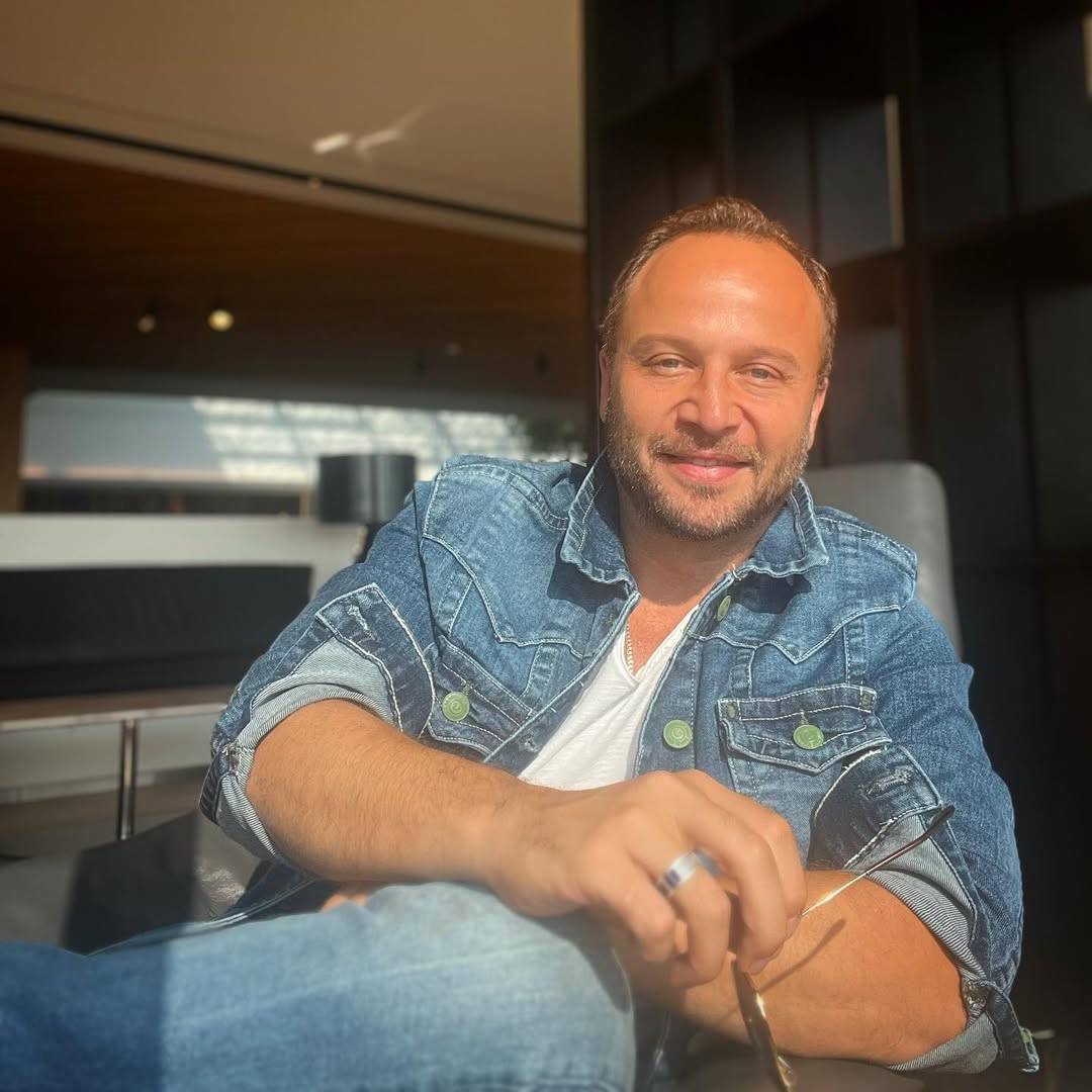 مكسيم خليل يزور قبر والدته في سوريا للمرة الأولى (فيديو)