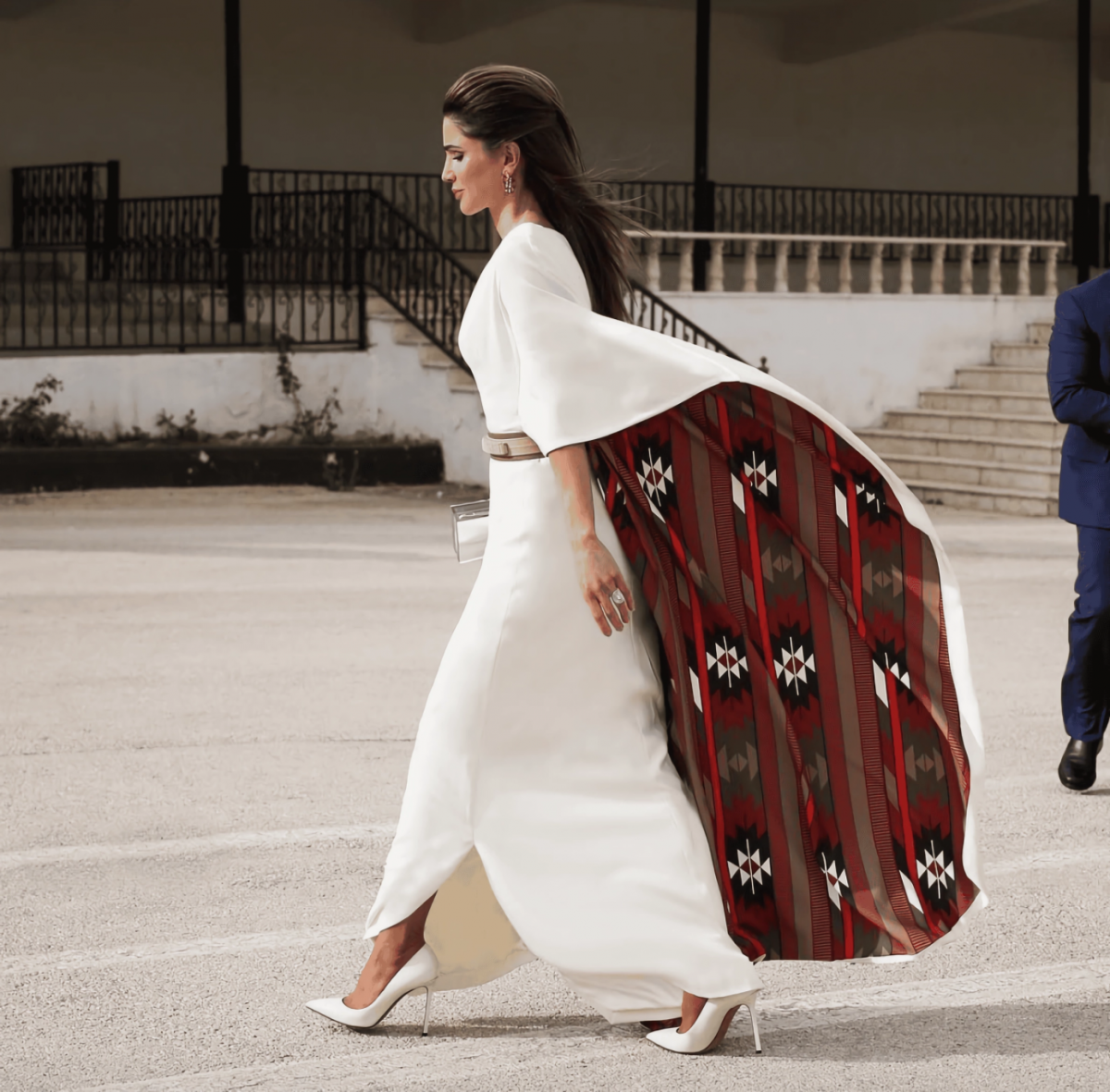 أيقونة الأناقة المَلكية: كيف تدعم الملكة رانيا المصمّمين الإقليميين