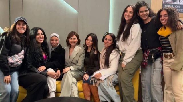 ياسمين رئيس مع فريق عمل 