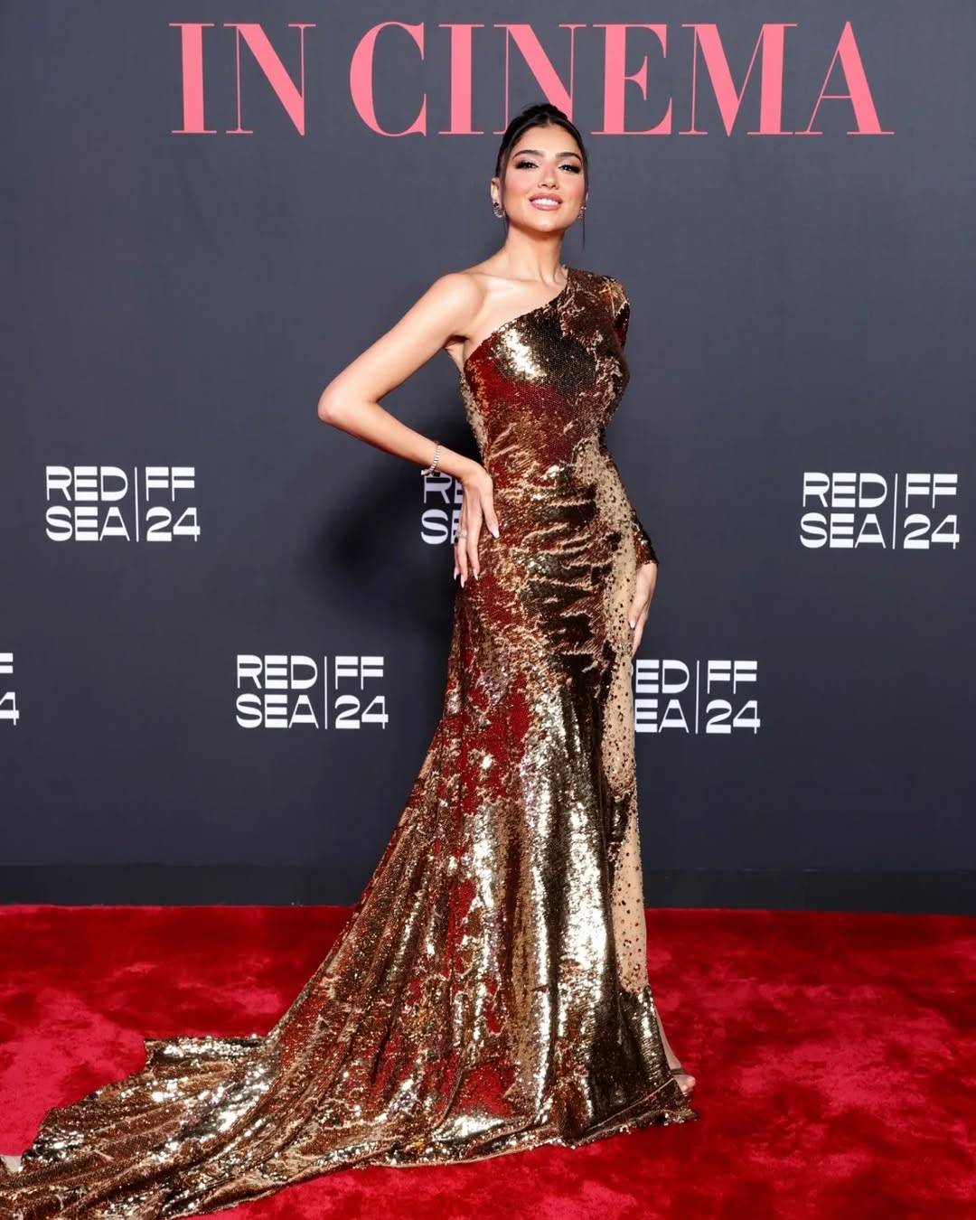 مي عمر تتألق بإطلالة ملكية باللون الذهبي