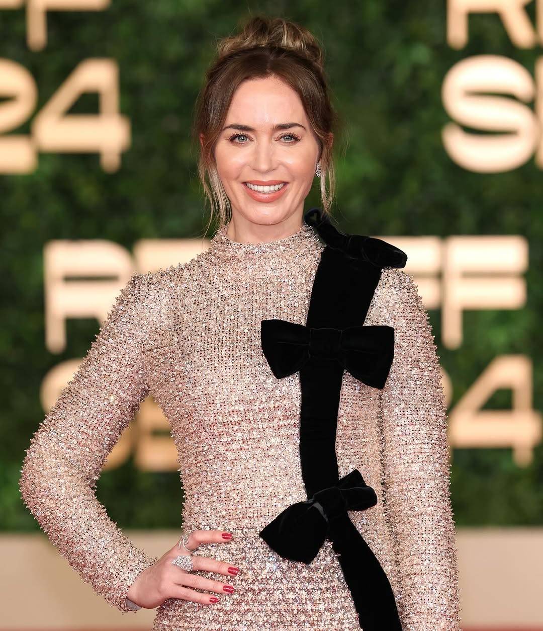 إميلي بلانت تنسق فستانها بطريقة مختلفة.. أيهما الأجمل؟