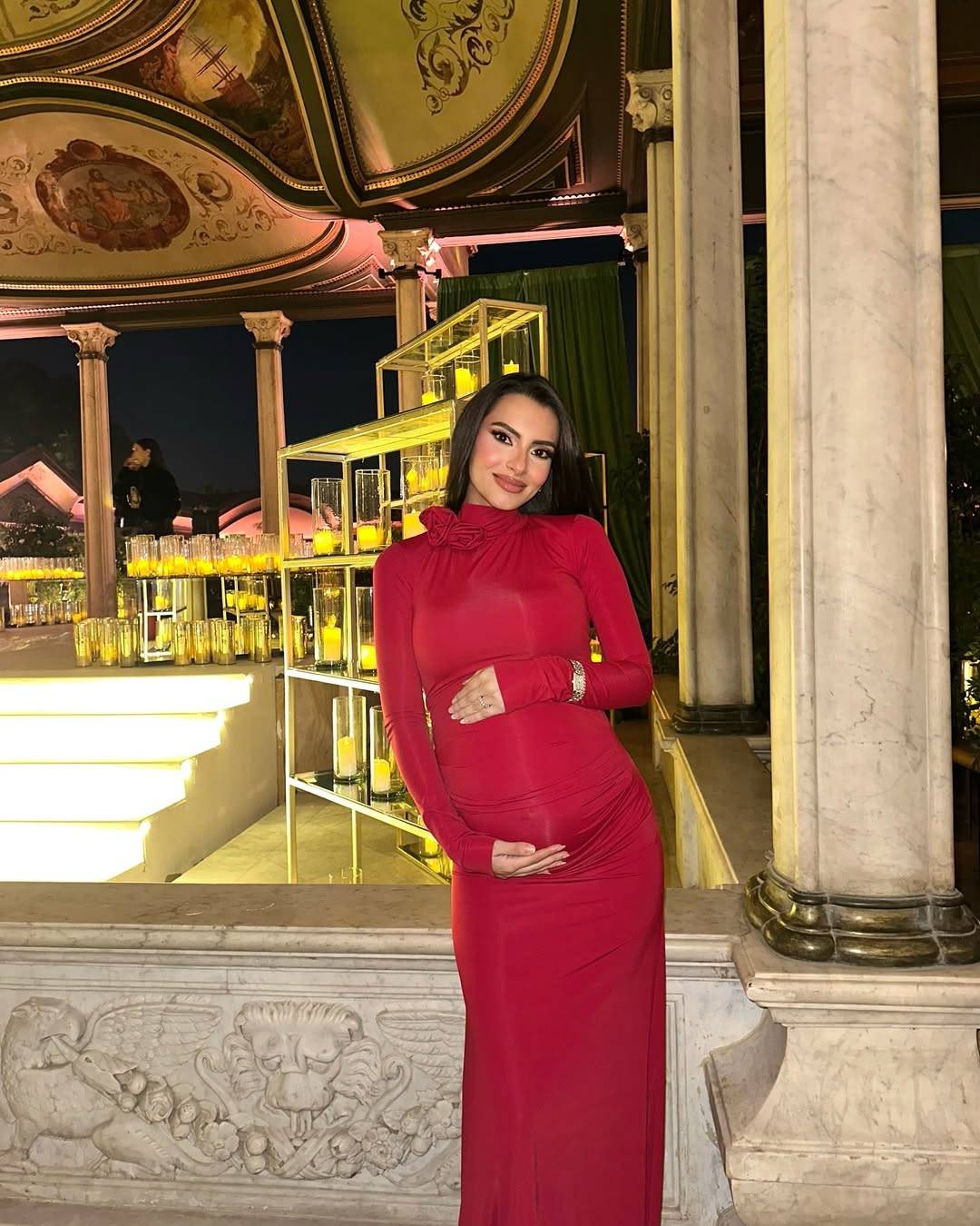 كارمن سليمان تستعرض حملها بفساتين ضيقة