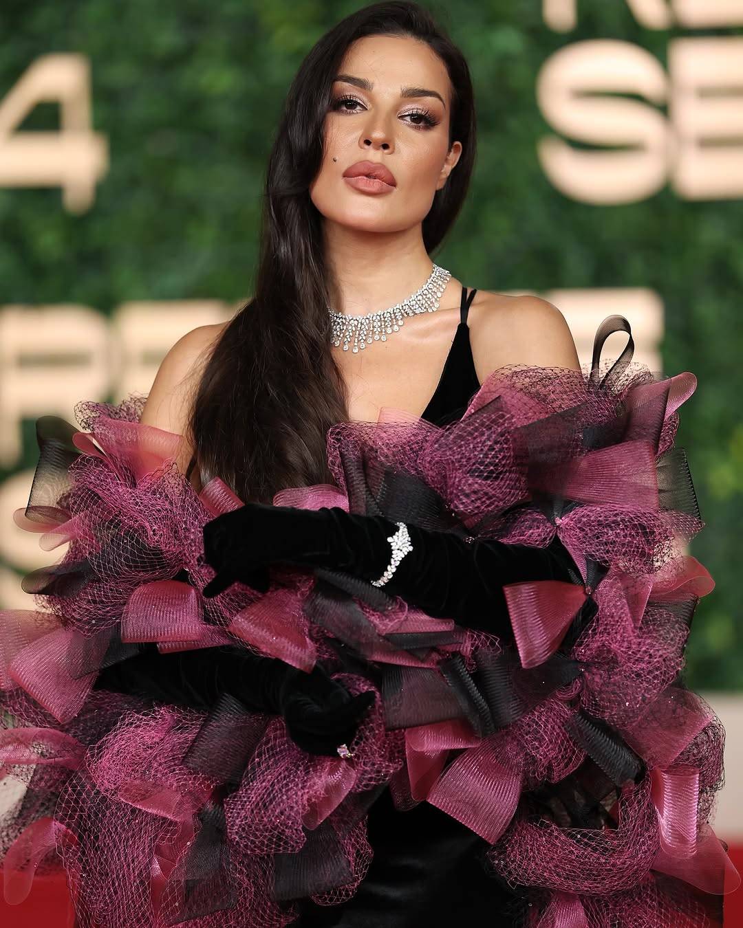 مجوهرات فخمة تزيّن إطلالات النجمات في مهرجان 