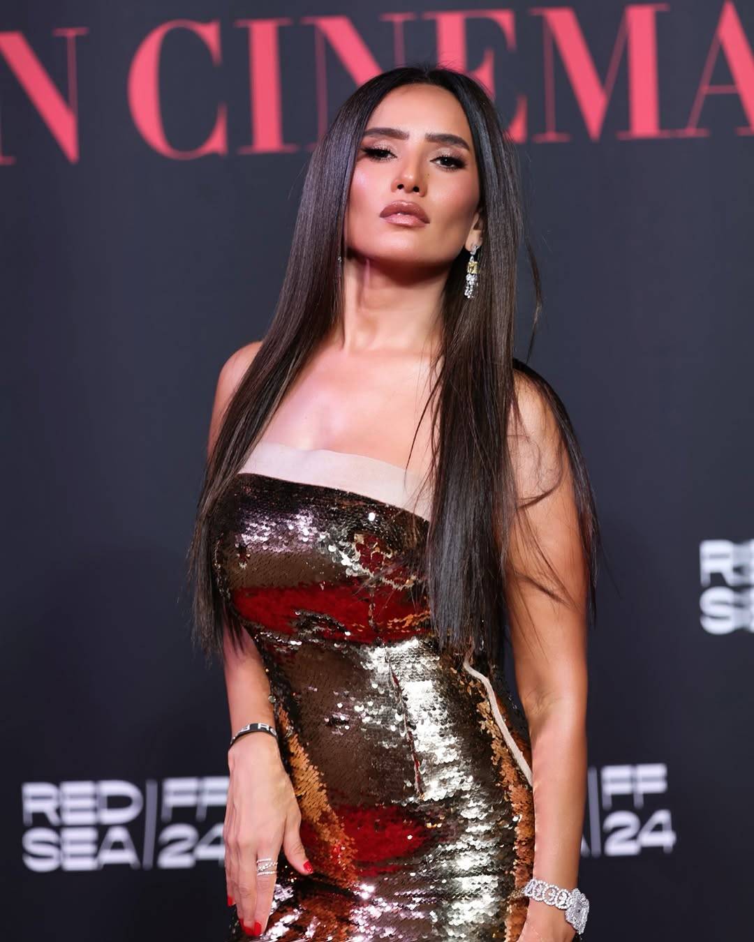 زينة بإطلالتين مختلفتين... بين الأسود والذهبي أيهما الأجمل؟