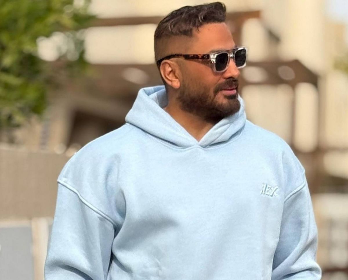 تامر حسني يمازح جمهوره قبل حفله بالكويت