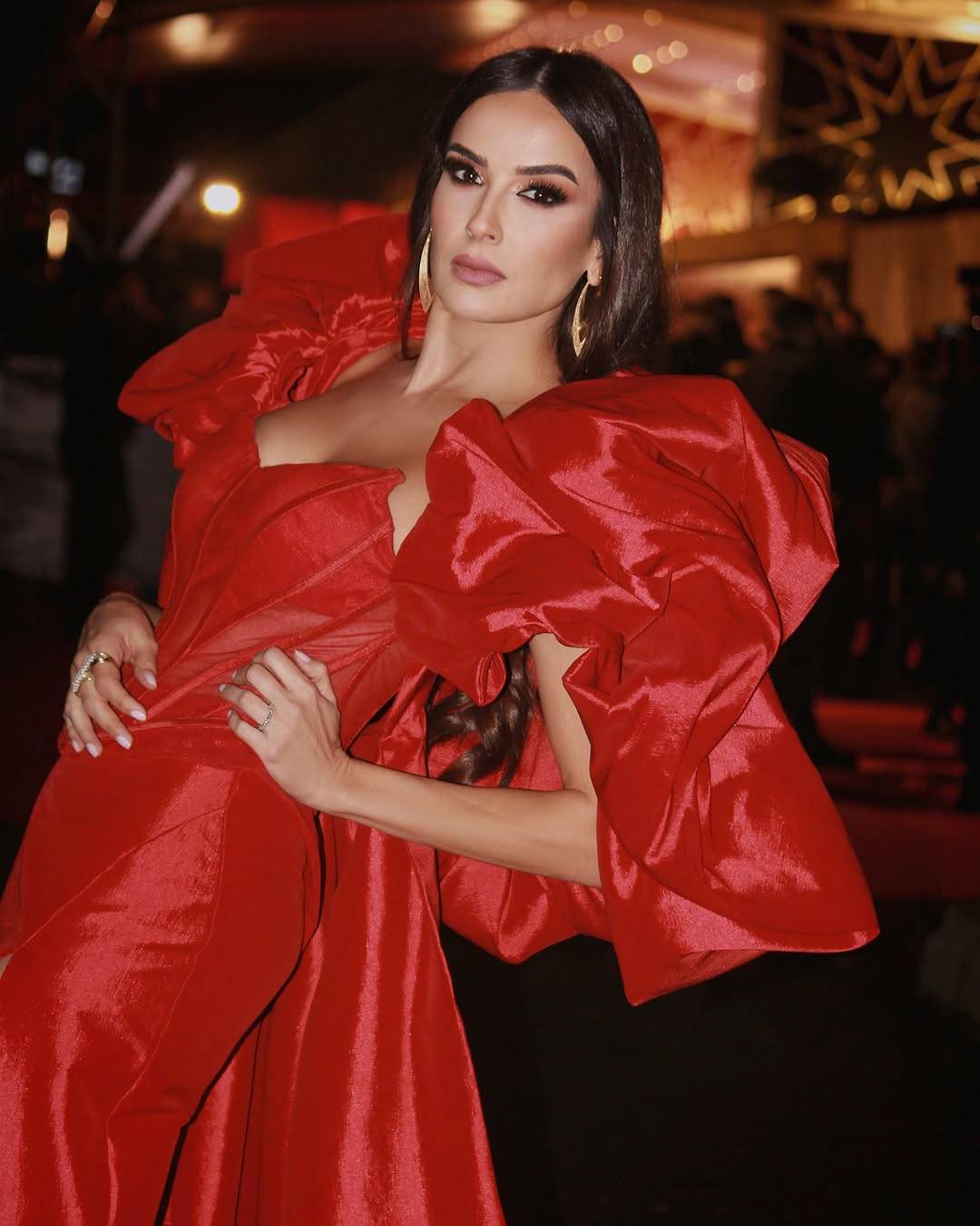 اللون الأحمر يسيطر على إطلالات النجمات في نهاية العام