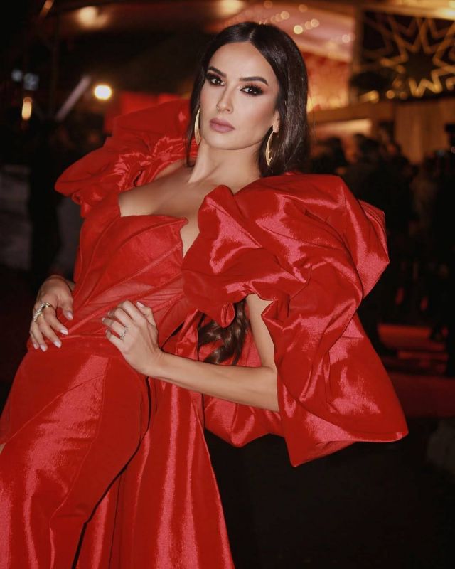 اللون الأحمر يسيطر على إطلالات النجمات في نهاية العام