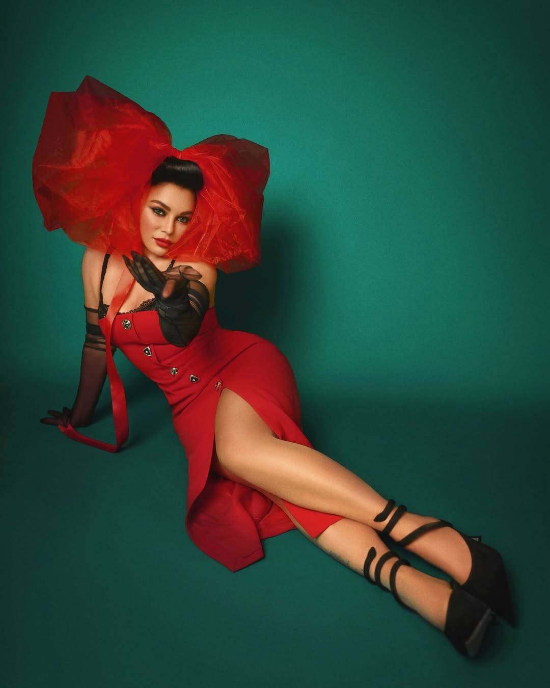 نانسي عجرم وهيفاء وهبي بين الكلاسيكي والعصري.. أيهما الأجمل؟