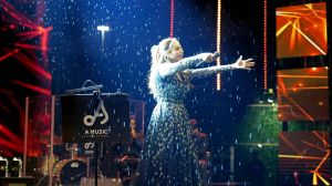 عبير نعمة تُحيي حفلاً غنائياً تحت المطر في الكويت