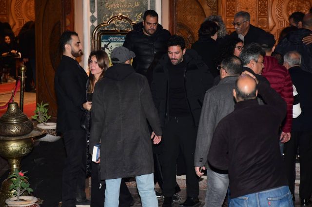 حسن الرداد في طريقه الى عزاء نبيل الحلفاوي