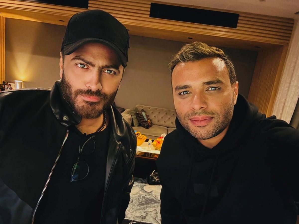 تامر حسني يشوق جمهوره لدويتو مع رامي صبري (فيديو)