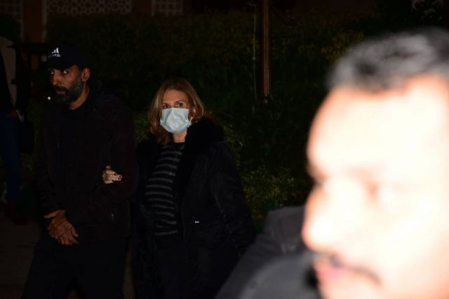 يسرا في طريقها الى عزاء نبيل الحلفاوي