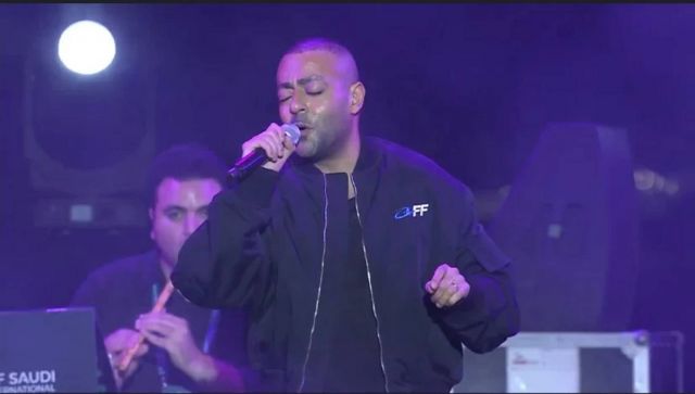 تامر عاشور مندمجاً في الحفل