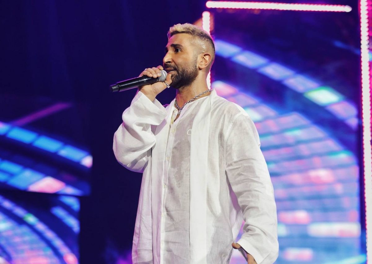 أحمد سعد يفاجئ الجمهور في حفله بالسعودية (فيديو)