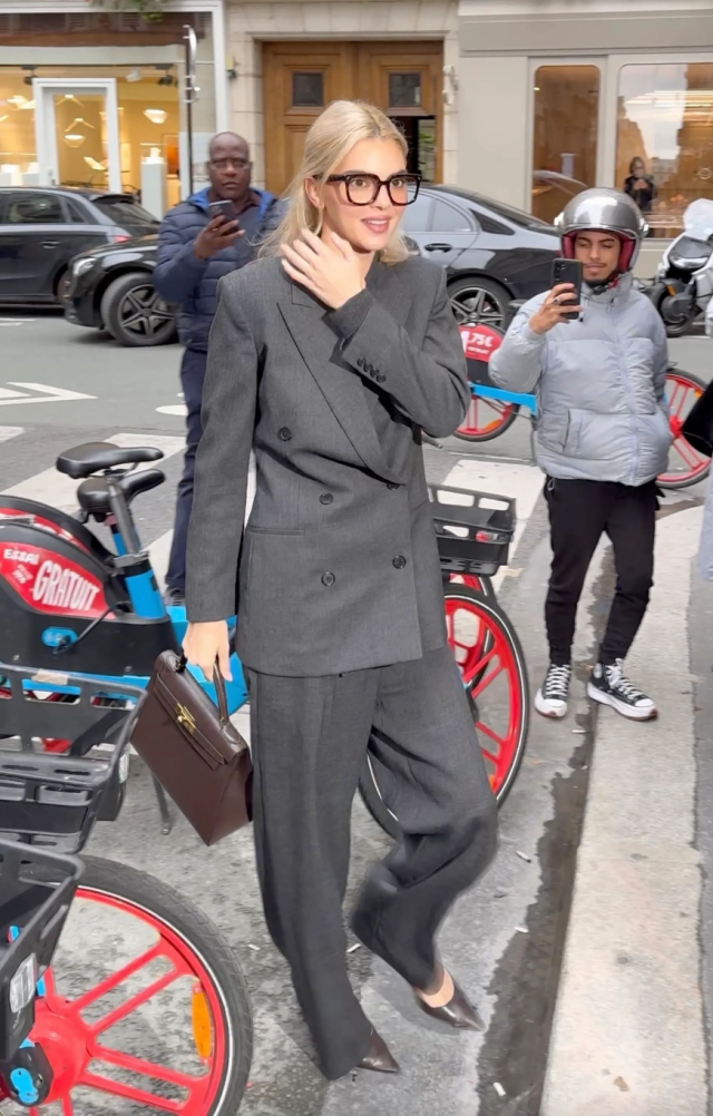 أسلوب ذكوري عملي في إطلالة كيندال جينير 