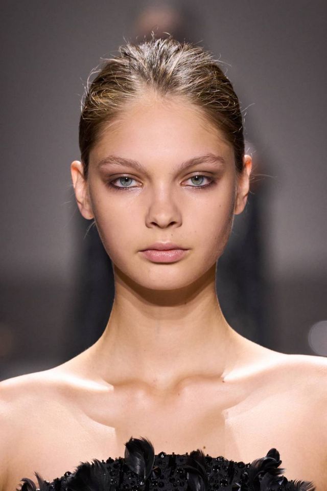 من عرض إيلي صعب للأزياء الراقية خريف وشتاء 2024 - 2025