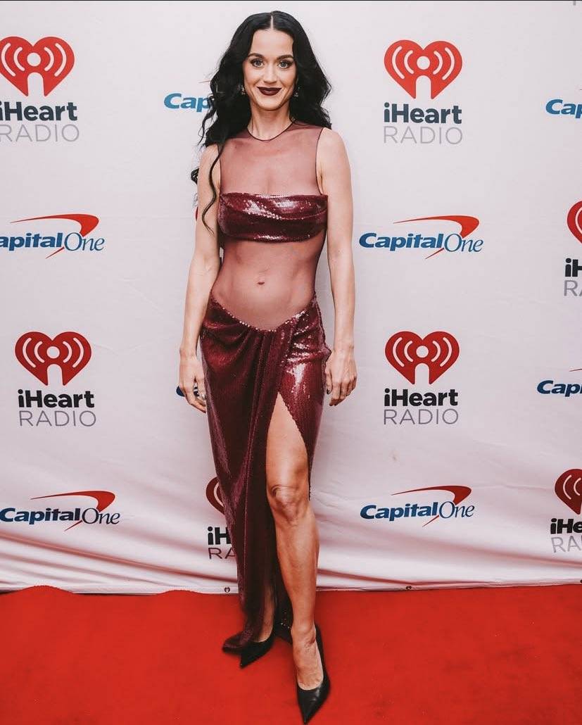 كاتي بيري جريئة بالترتر باللون العنابي