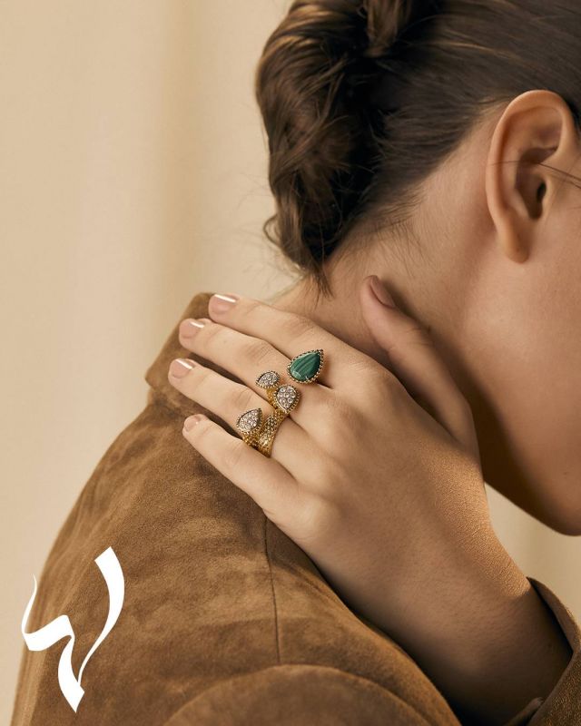 بلوزة من Magda Butrym 
خاتم Serpent Bohème 3 Motif من الذهب الأصفر والملاكيت والماس، خاتم Serpent Bohème L Motif من الذهب الأصفر والماس من Boucheron 
