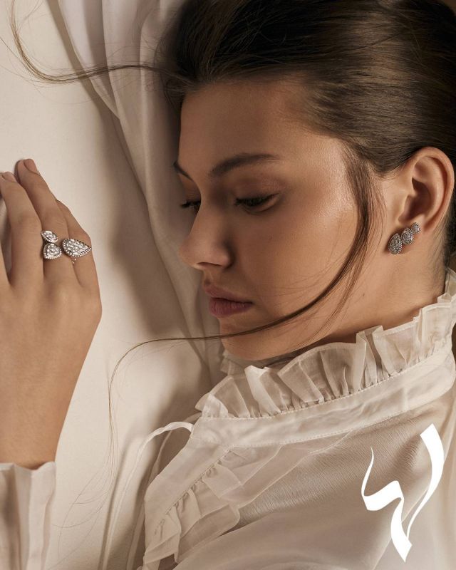 بلوزة من Lime Official 
أقراط Serpent Bohème 3 Motifs من الذهب الأبيض والماس، خاتم Serpent Bohème 3 Motifs من الذهب الأبيض والماس من Boucheron
