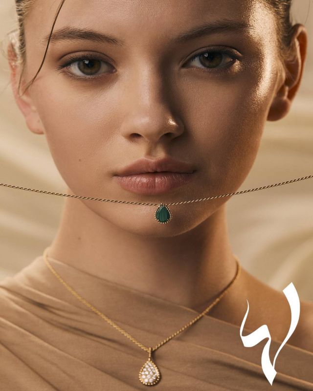 بلوزة من Lime Official 
عقد Serpent Bohème S Motif من الذهب الأصفر والملاكيت، عقد Serpent Bohème M Motif من الذهب الأصفر والماس من Boucheron 
