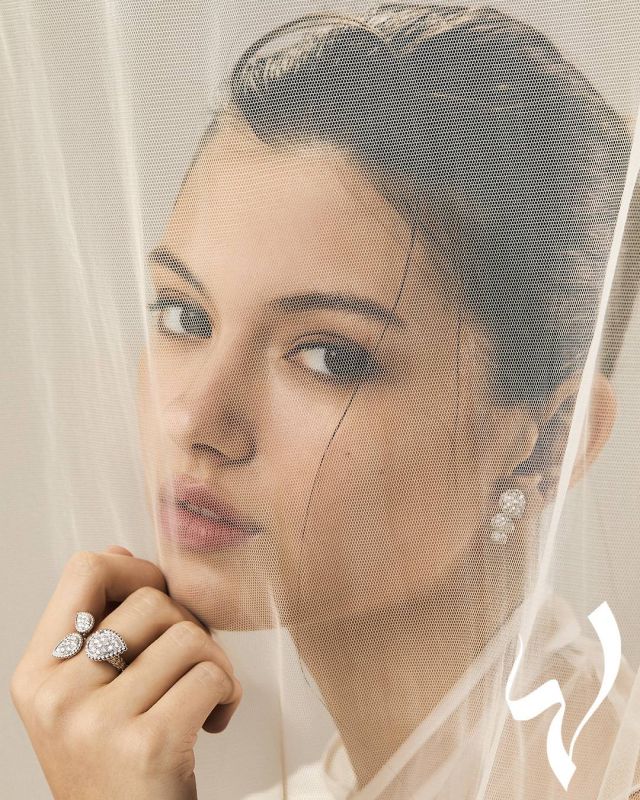 بلوزة من Genny 
أقراط Serpent Bohème 3 Motifs  من الذهب الأبيض والماس، خاتم Serpent Bohème 3 Motifs من الذهب الأبيض والماس من Boucheron 
