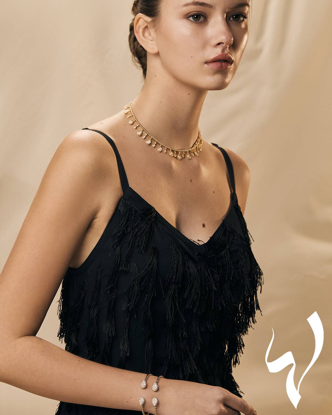 فستان من Bottega Veneta
عقد Serpent Bohème Solarité 35 Motifs من الذهب الأصفر والماس، أساور Serpent Bohème S Motif من الذهب الأصفر والماس من Boucheron
فستان من Bottega Veneta
عقد Serpent Bohème Solarité 35 Motifs من الذهب الأصفر والماس، أساور Serpent Bohème S Motif من الذهب الأصفر والماس من Boucheron