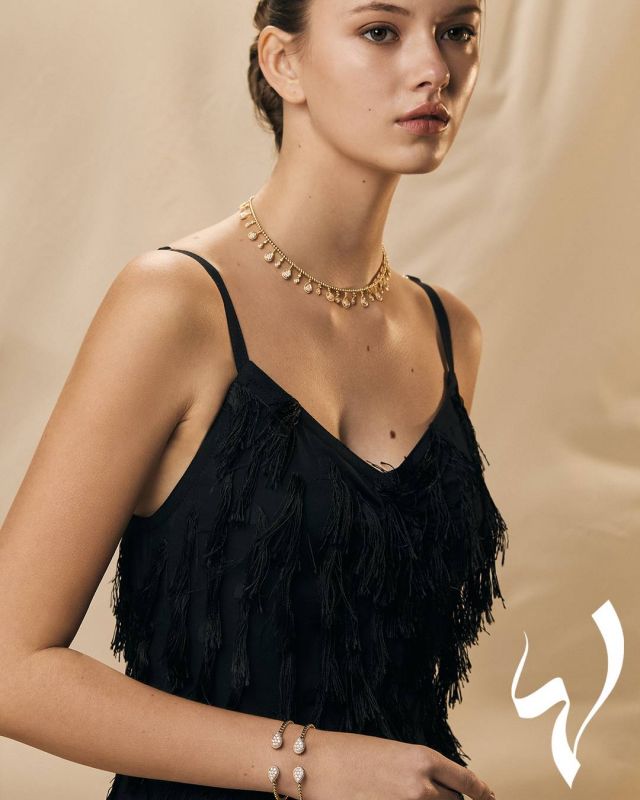 فستان من Bottega Veneta 
عقد Serpent Bohème Solarité 35 Motifs من الذهب الأصفر والماس، أساور Serpent Bohème S Motif من الذهب الأصفر والماس من Boucheron 
