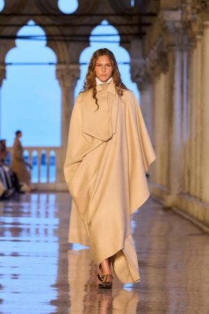 مجموعة Resort 2025 من Max Mara... أزياء فاخرة بروح المغامرة