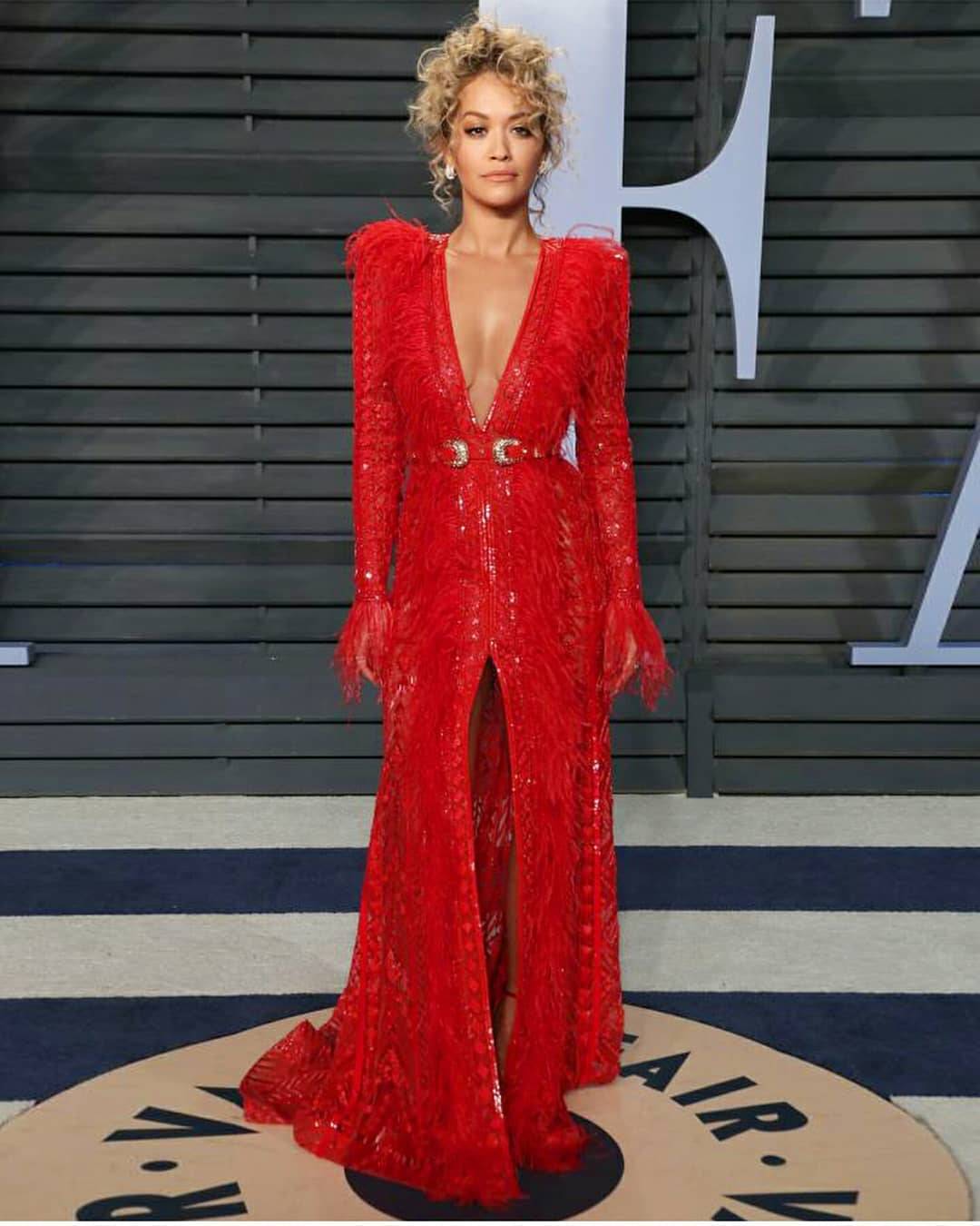 ريتا أورا تبهر الجميع بإطلالة ذكورية تجمع بين الجرأة والغرابة