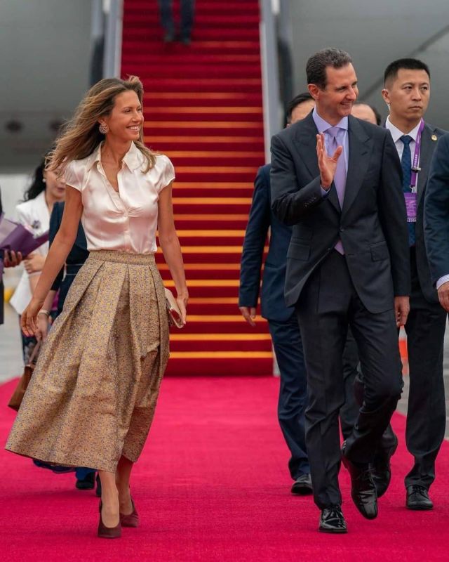 الألوان الترابية في أزياء أسماء الأسد 