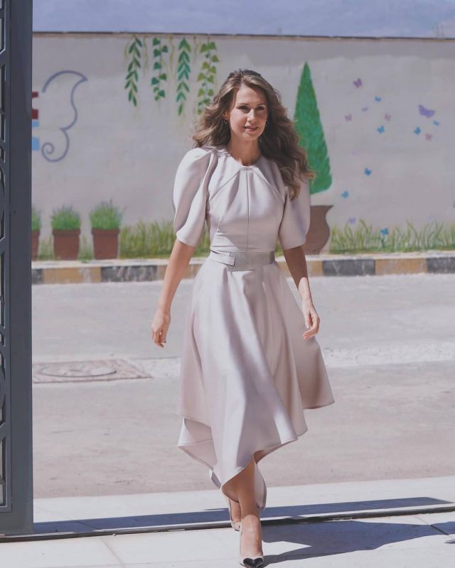 أسماء الأسد تعاصر صيحات الموضة بأزيائها 