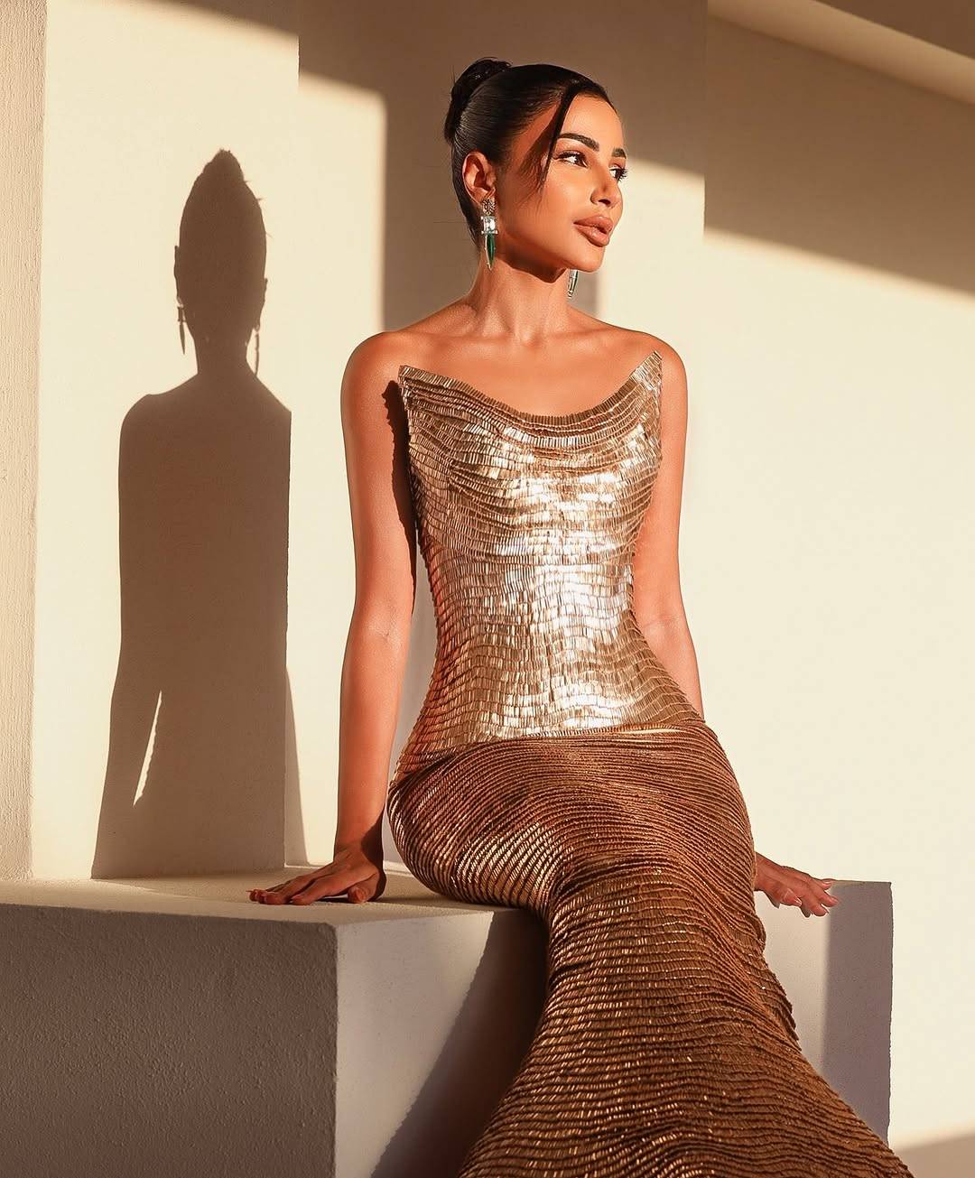 لماذا تحب مهيرة عبد العزيز أن ترتدي الفساتين والتصاميم باللون الذهبي؟ وماذا يعني ذلك؟