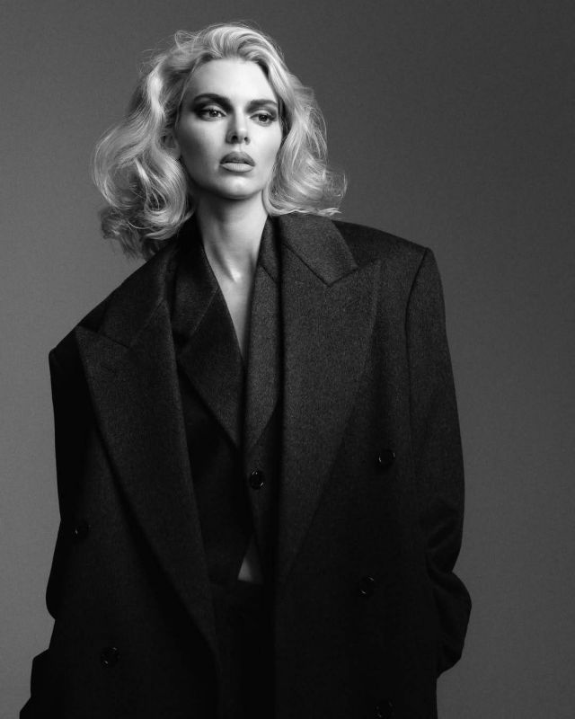 البدلة الكلاسيكية بأسلوب كيندال جينير 