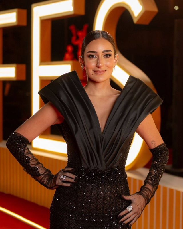 أمينة خليل بفستان من نجا سعادة 