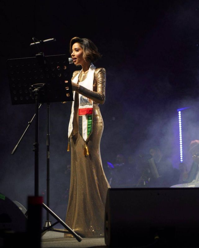  بلقيس بفستان لامع من الترتر وتضع وشاح الإمارات 