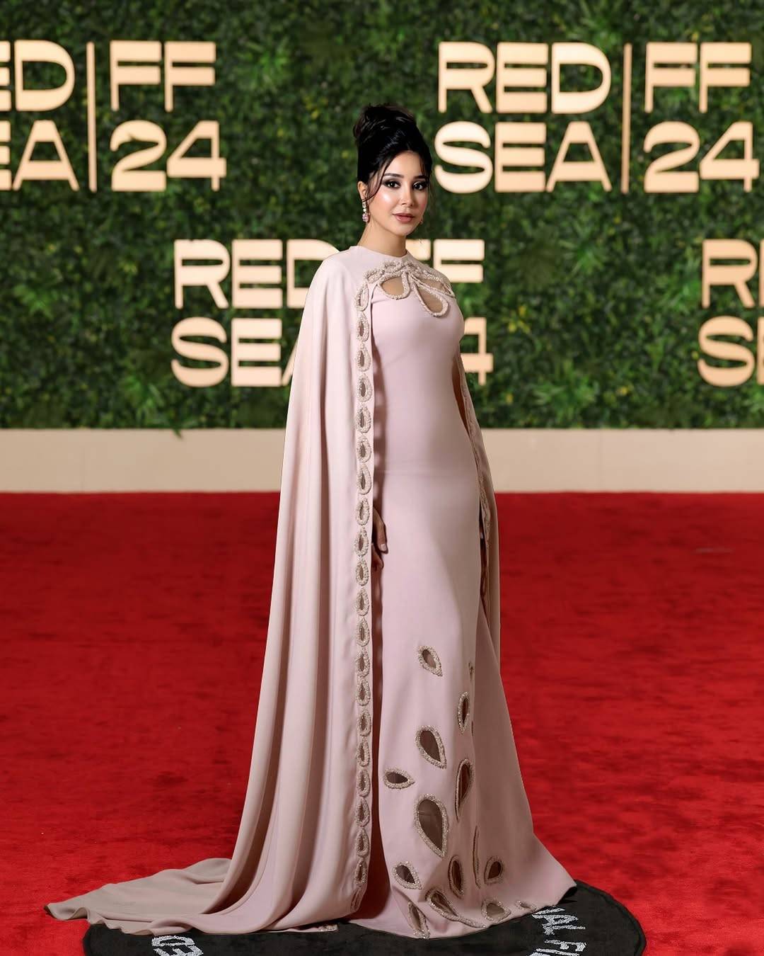 أسيل عمران تتألق بفستان وردي مع 