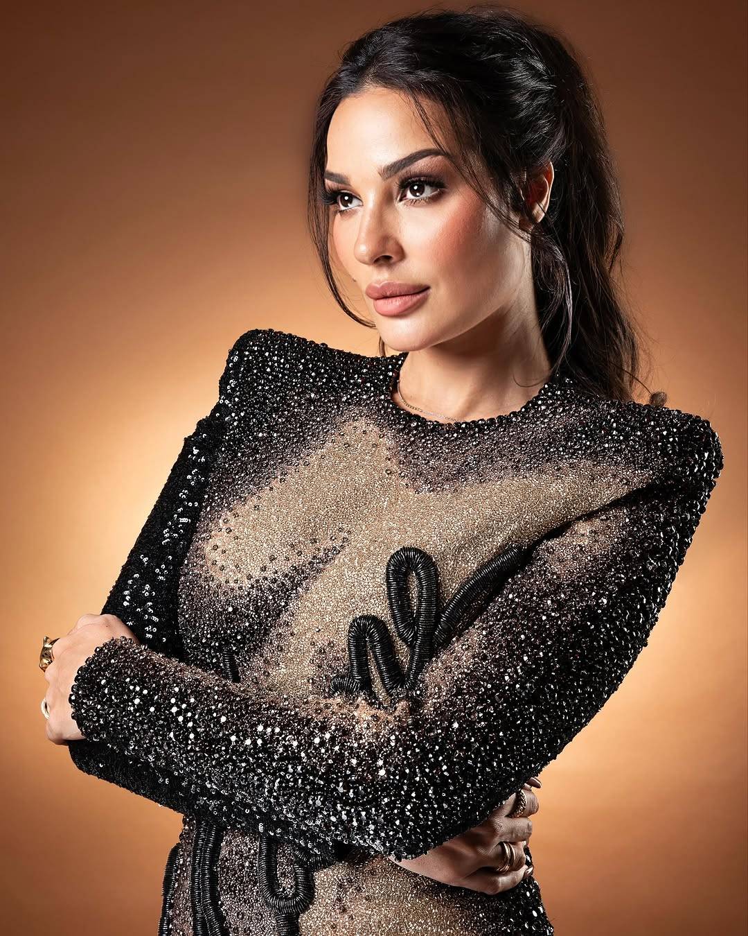 نادين نسيب نجيم تضج أنوثة بتصميم جريء من Balmain