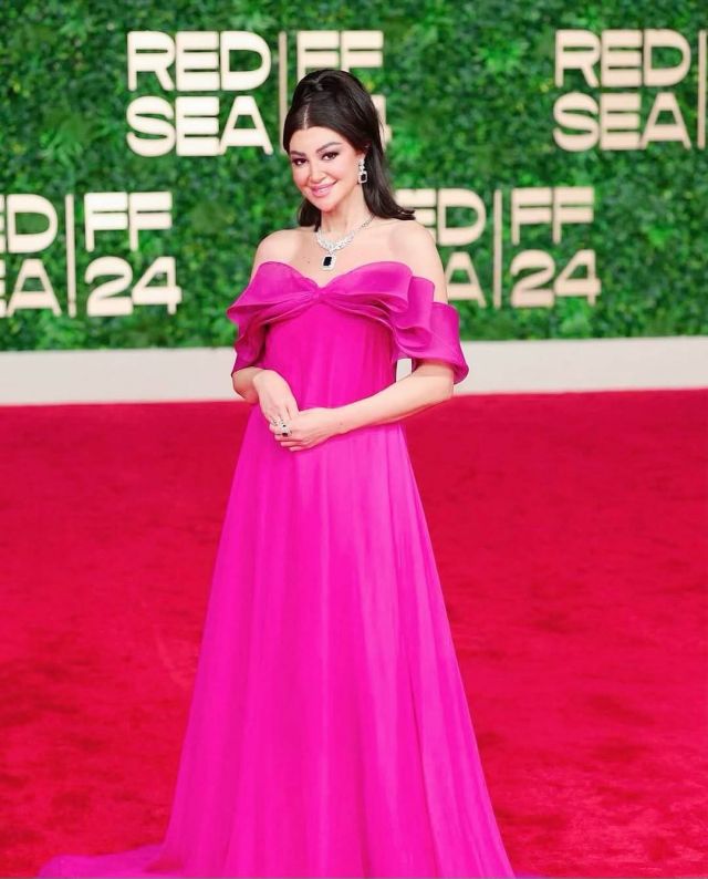 نجمات اخترن درجات اللون الوردي لإطلالة أنثوية ساحرة