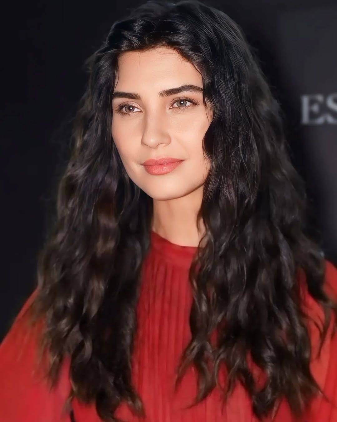 توبا بويوكوستن تبرز جمالها الطبيعي بإطلالة كاملة من Dior