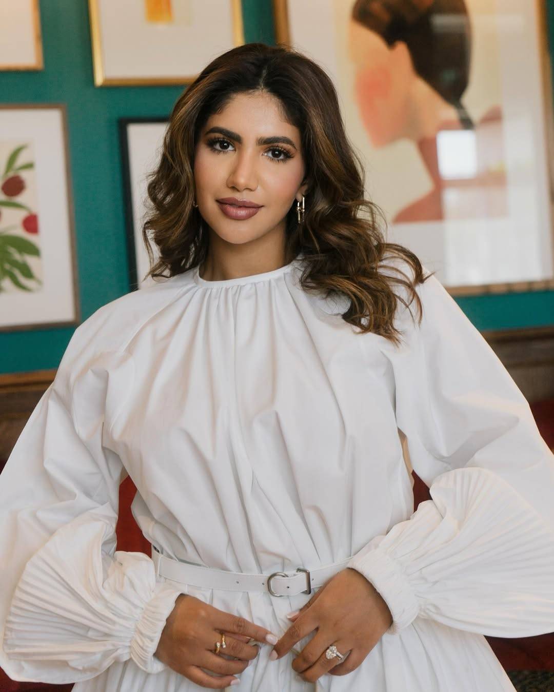 نور ستارز تتألق بفستان أبيض في لندن... هل هي إشارة الى اقتراب الزفاف؟