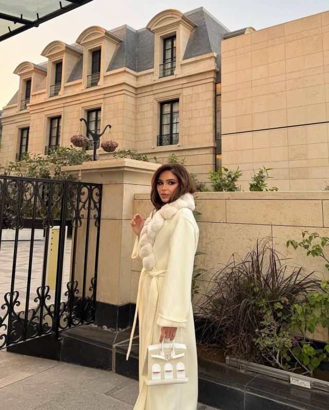 نهى نبيل تحمل حقيبة 