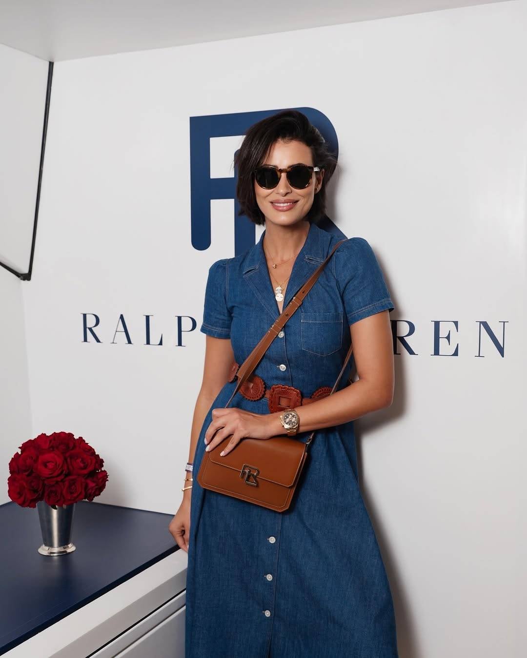 إطلالة ريم السعيدي... غريبة بين الدنيم والبيريه وحذاء رعاة البقر