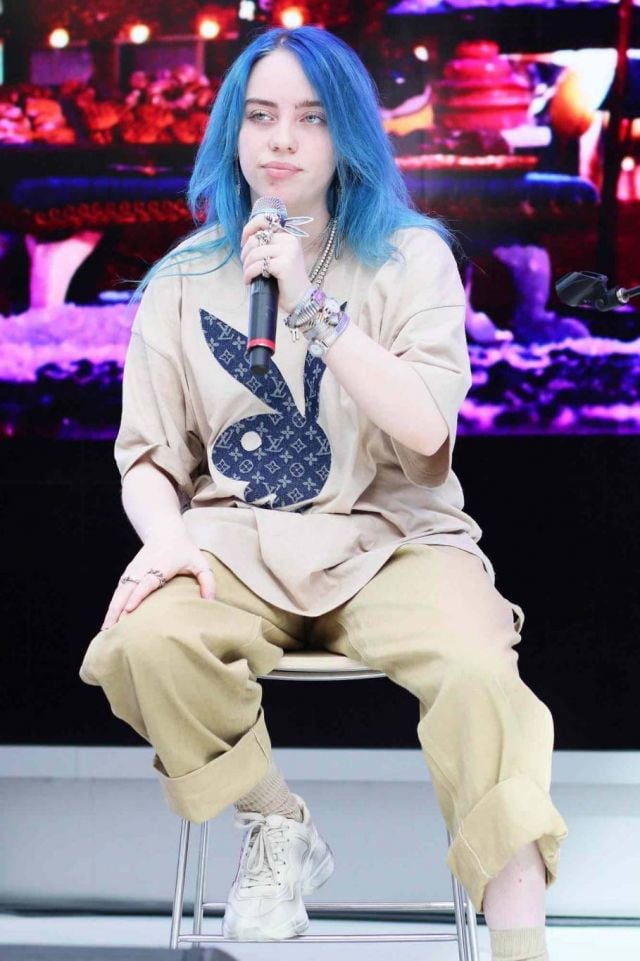 بيلي إيليش تتعرّض لضربة على وجهها على المسرح (فيديو)