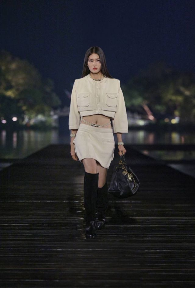 مجموعة Métiers d'art 2024/25 من CHANEL: دعوة إلى السفر والأحلام