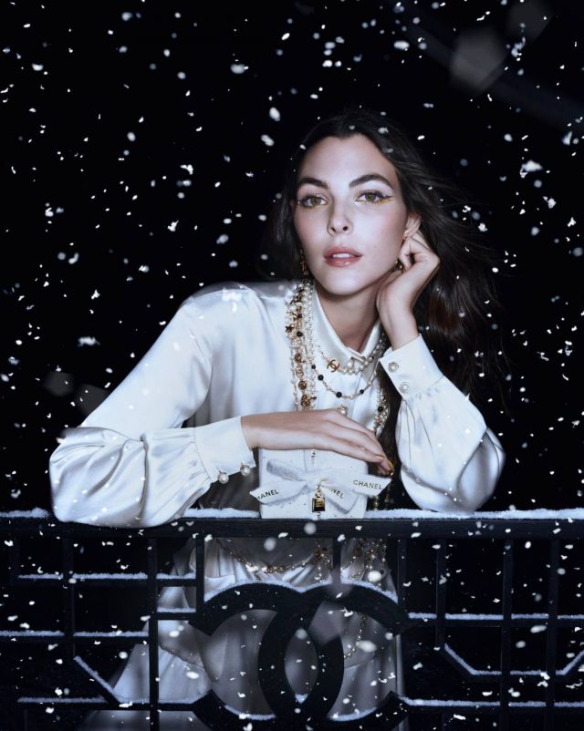 تناغم مجموعة مكياج HOLIDAY وعطور N°5 من CHANEL... لحضور شتوي آسر