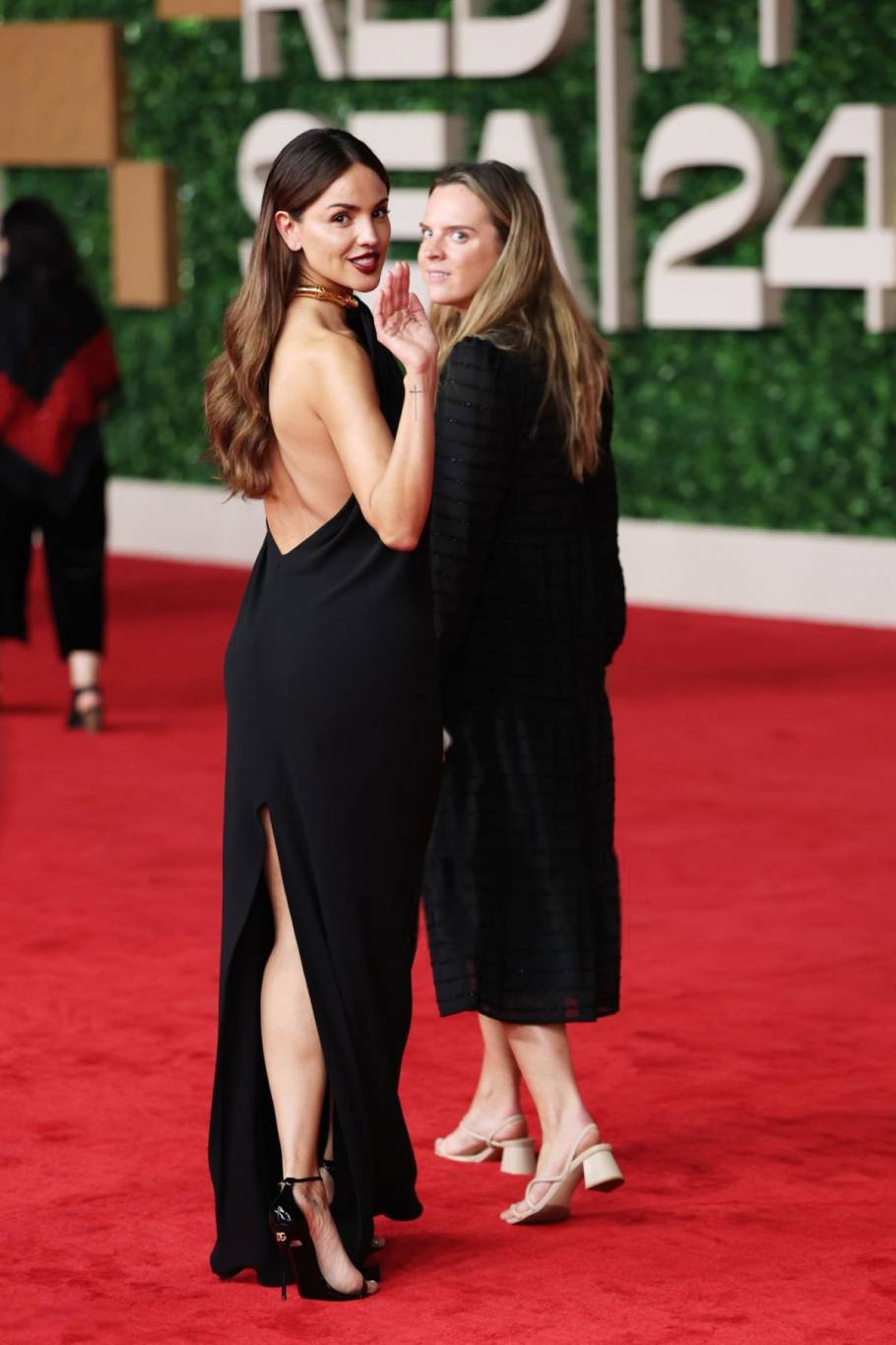 نجمات يتألّقن بالأسود على السجادة الحمراء في ختام 