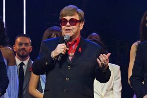 إلتون جون يصدم الجمهور بإعلانه فقدان بصره