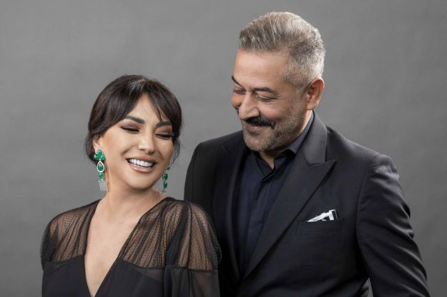 ظهور عبد المنعم عمايري بعد ضربه... أمل عرفة تسانده وابنته تكشف التفاصيل الوحشية (فيديو) ظهور عبد المنعم عمايري بعد ضربه... أمل عرفة تسانده وابنته تكشف التفاصيل الوحشية (فيديو)